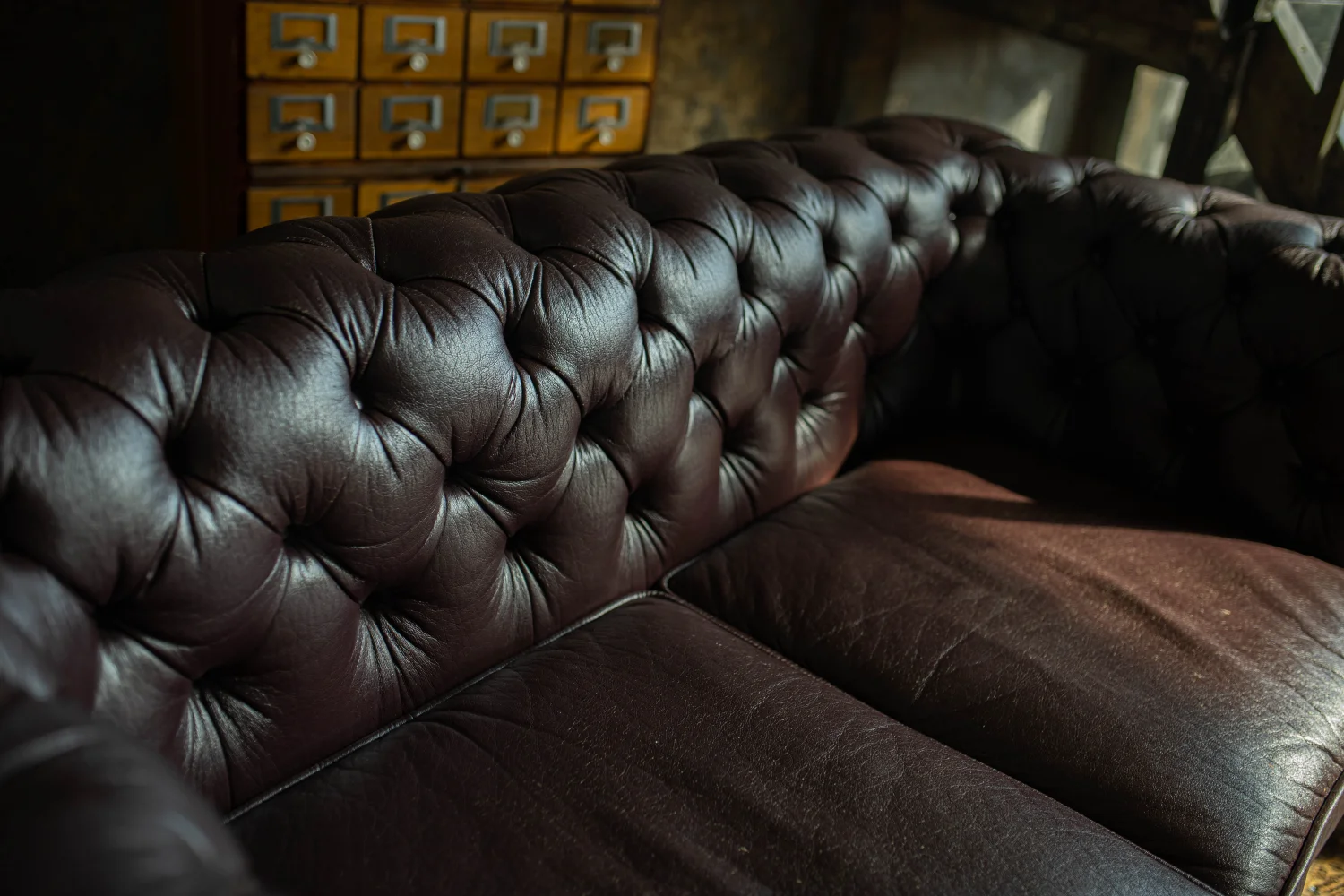 Tapicería a domicilio de cheslong en Madrid Tapicería a domicilio. Servicios profesionales de restauración de muebles deteriorados y viejos