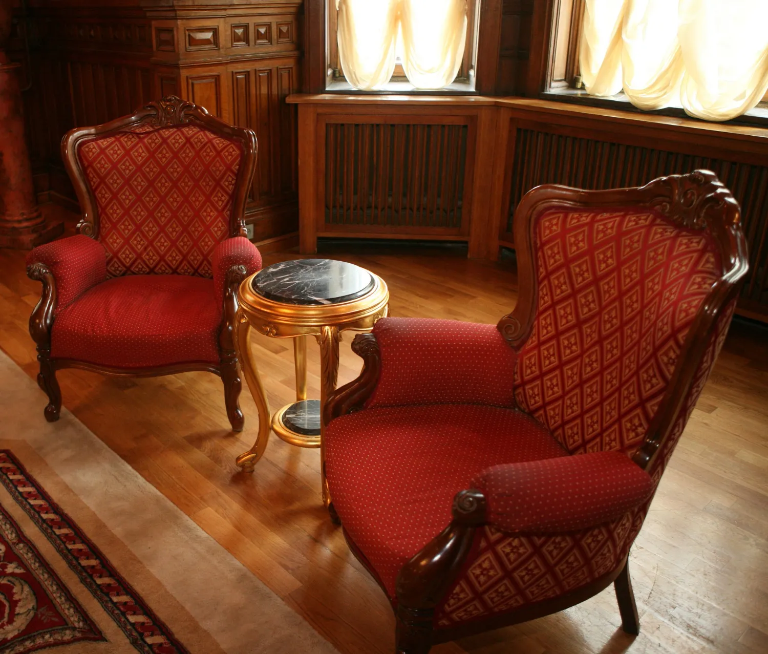 La patina es la capa natural que se forma en la superficie de un mueble antiguo con el paso del tiempo. No es suciedad. No es polvo. Es una combinación de: